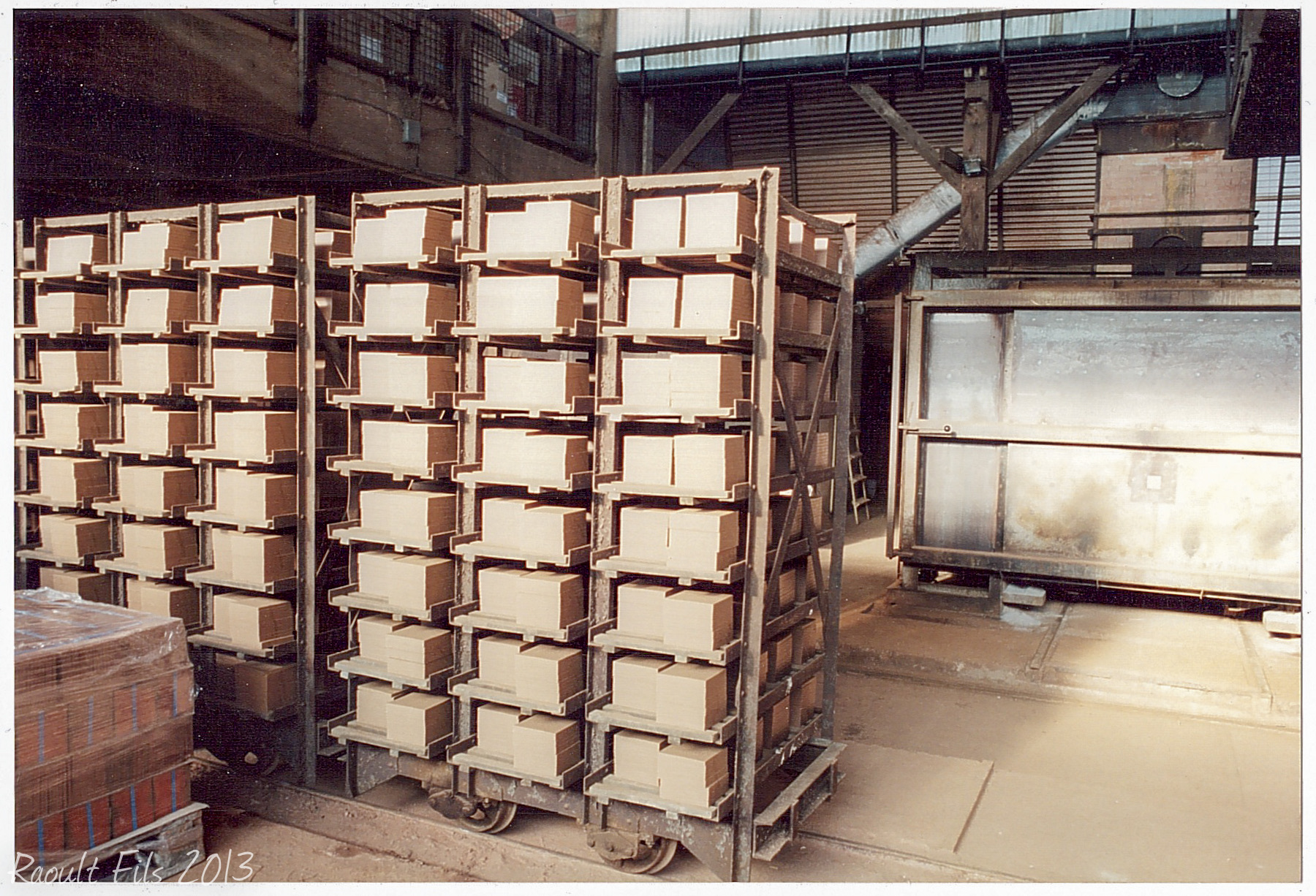 Chariots chargés de carreaux dans l’atelier historique de Saon