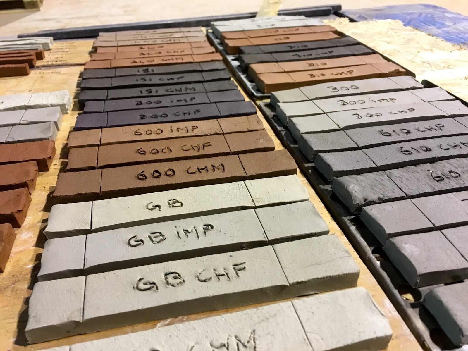 Échantillons de terres céramiques préparés et annotés à la manufacture Raoult & Fils