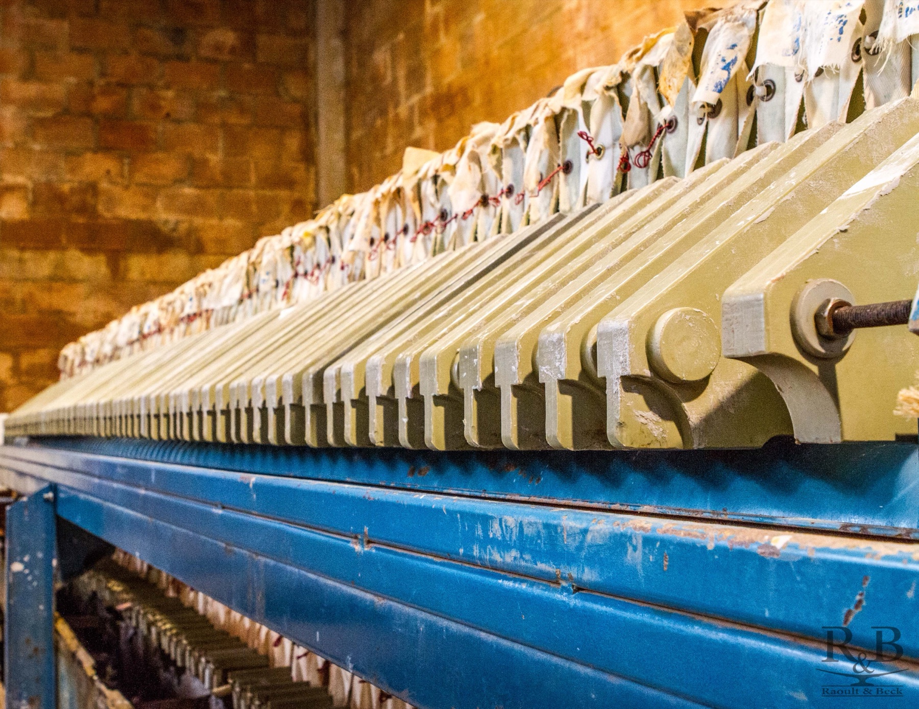 Long filtre-presse utilisé pour la préparation des pâtes céramiques à Saon