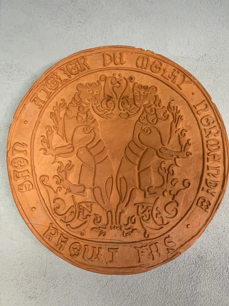 Médaillon en terre conservé dans les archives de Raoult Fils