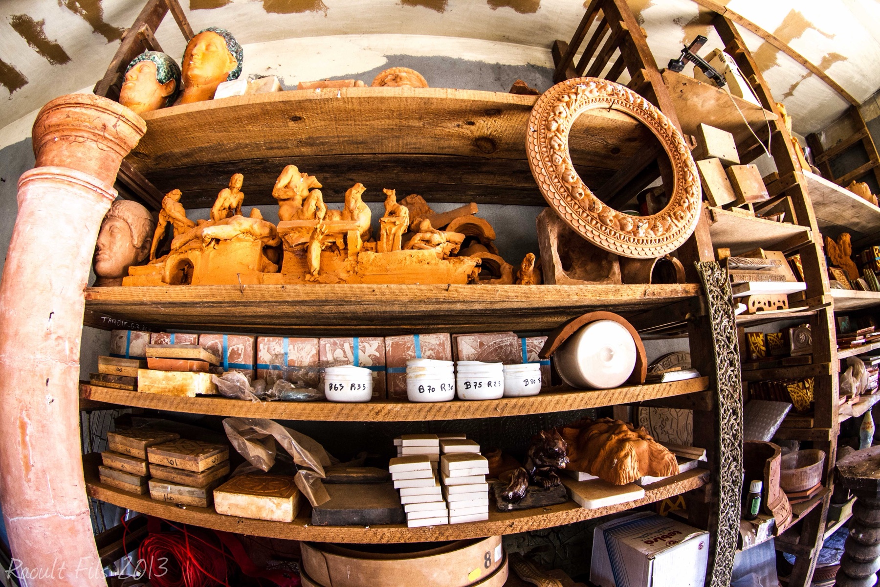 Étagères de l’atelier de Saon réunissant modèles, moules, reliefs et essais