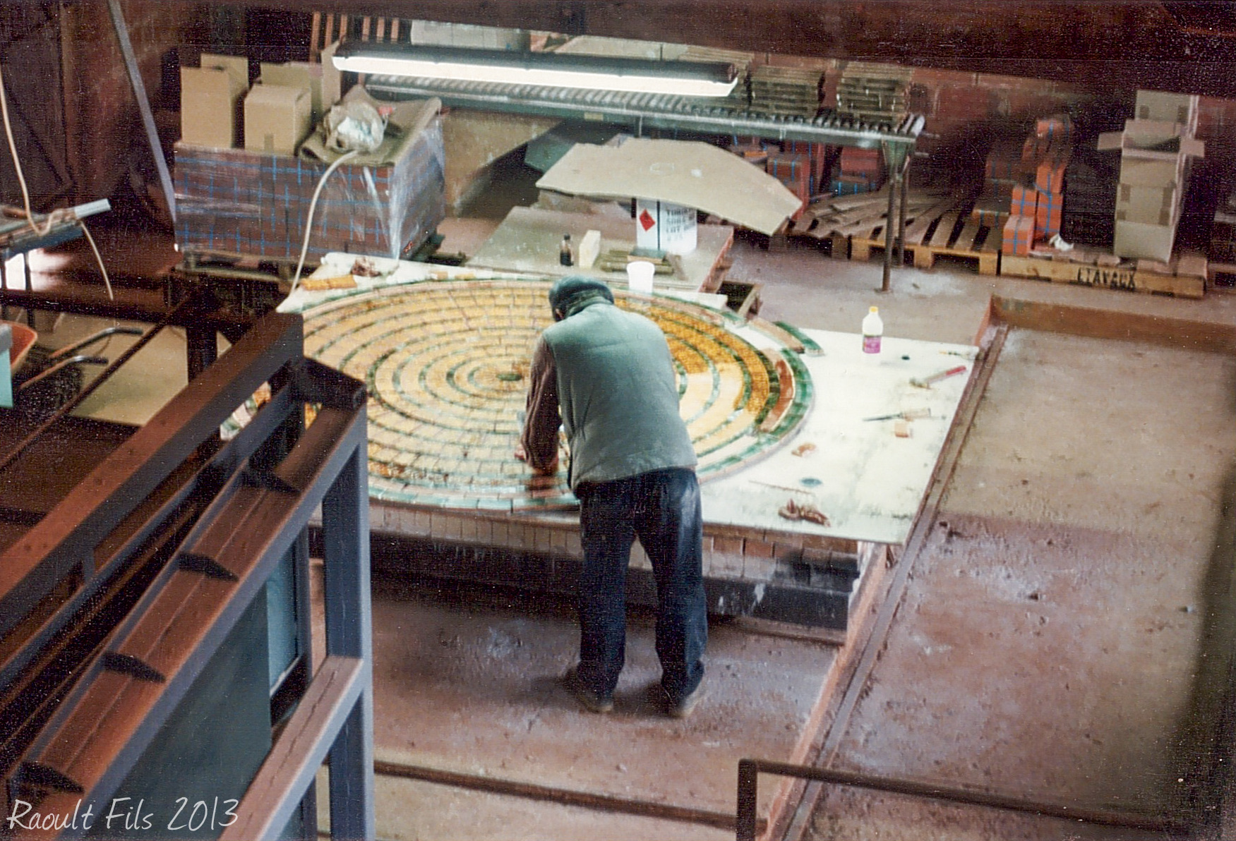 Composition d’une grande mosaïque circulaire dans l’atelier Raoult Fils
