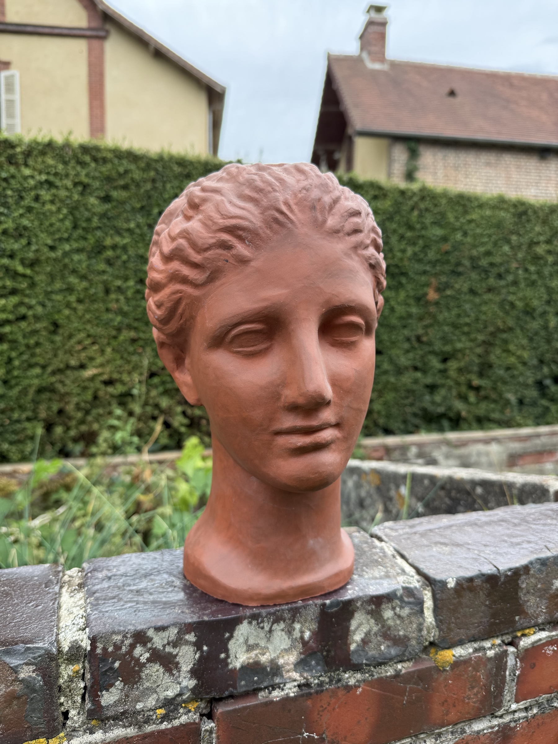 Portrait sculpté en Grès de Noron photographié dans la cour de Saon