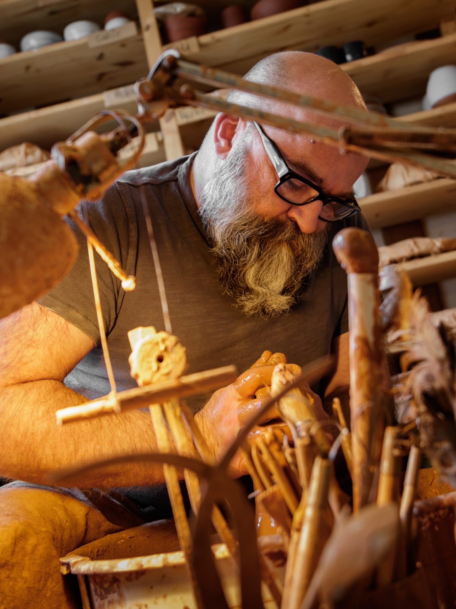 Peter Potter travaillant dans son atelier de Touques