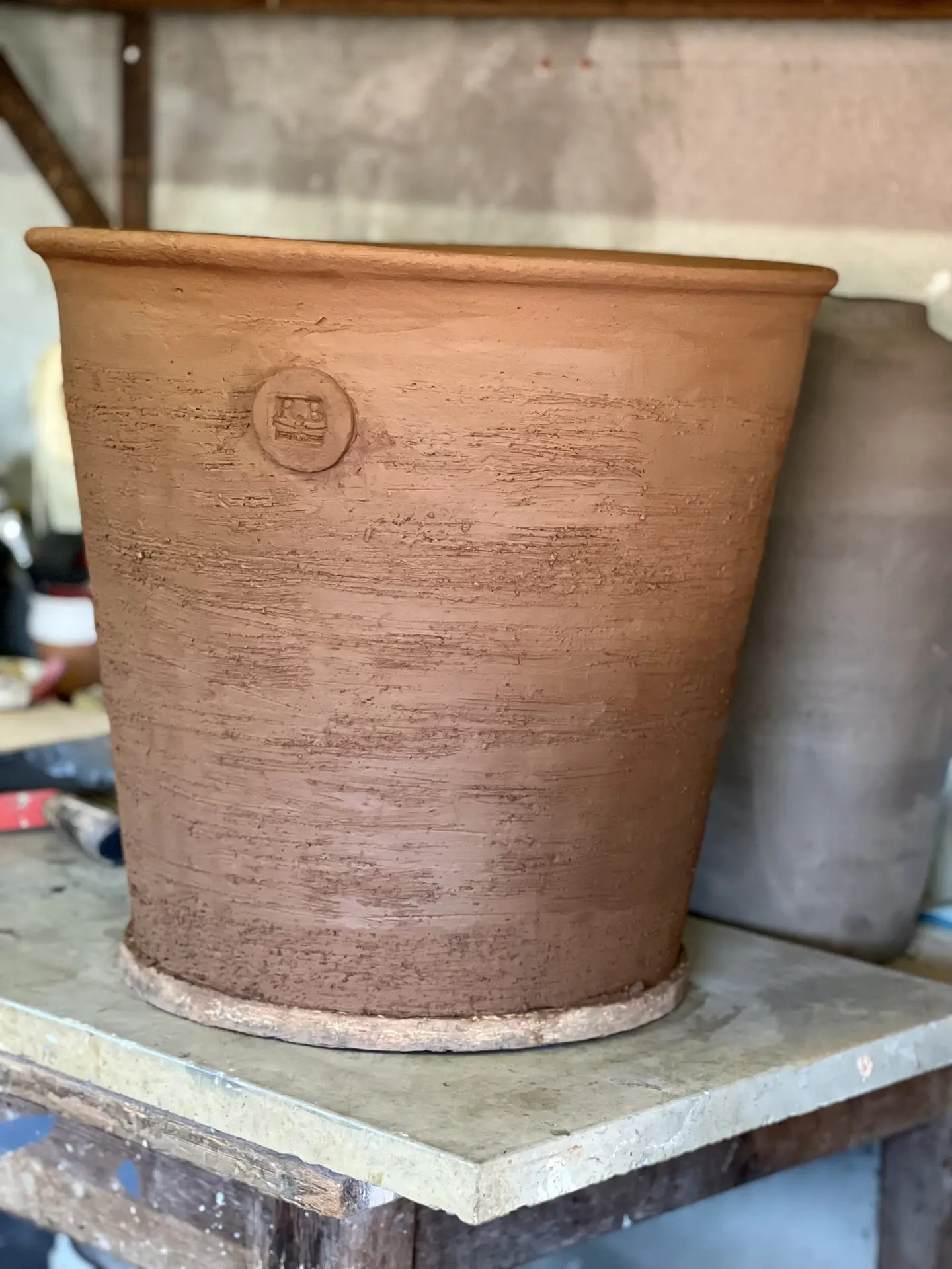 Pot en Grès de Noron montrant la texture de la terre et l’estampille R&B