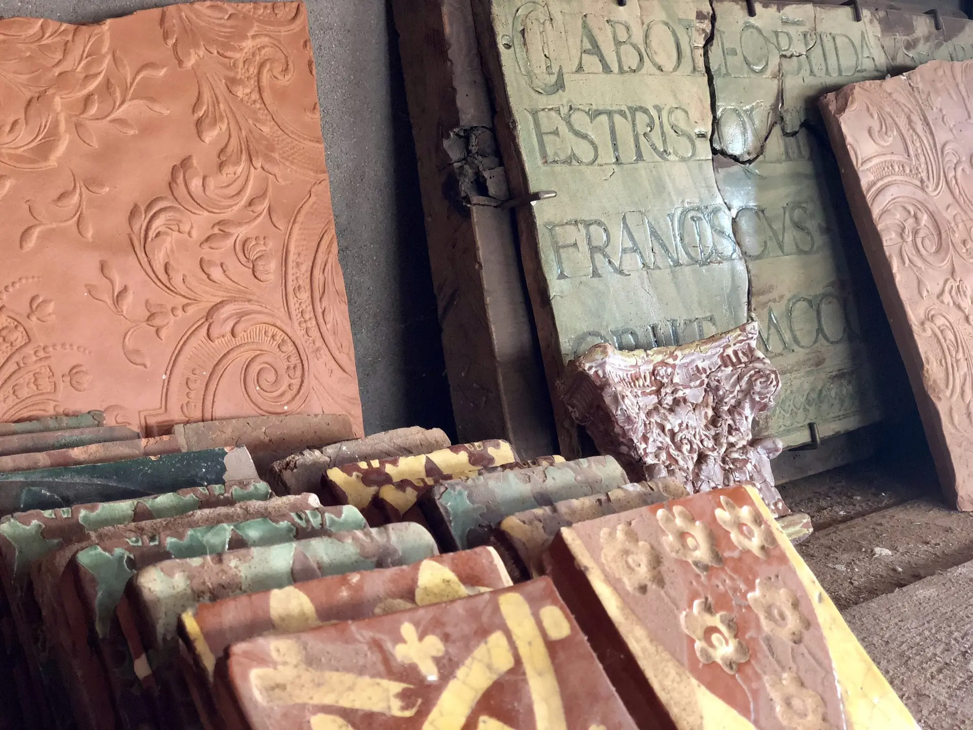 Carreaux et reliefs historiques conservés dans l’atelier de Saon